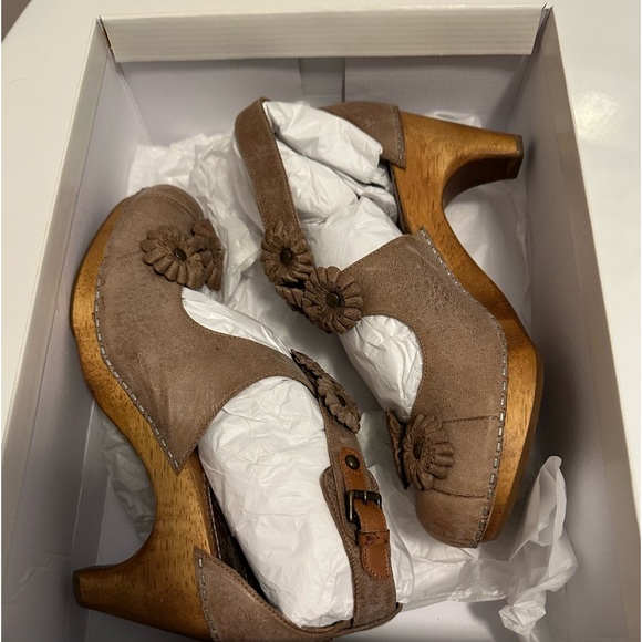 Anthropologie Sloane Flower Appliqué Clogs. Size 8. 3” Heels. Never worn. - Picture 5 of 11